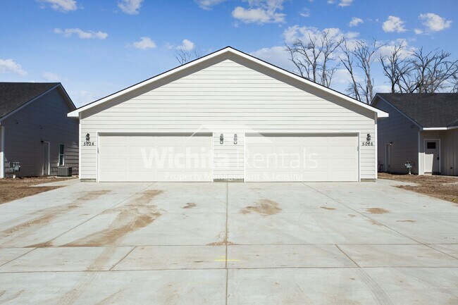 Building Photo - 5032-5032 S Sycamore St