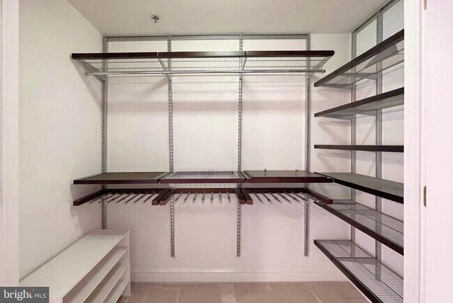 Building Photo - 1555 N Colonial Terrace