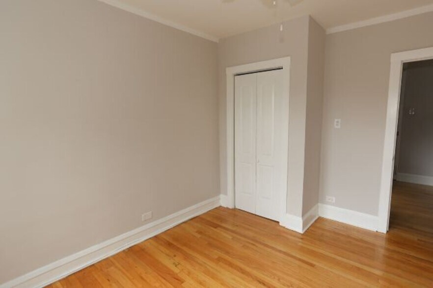 Building Photo - 2220 W Ainslie St