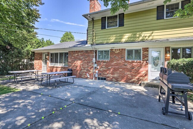 Building Photo - 1960 Pinelawn Dr