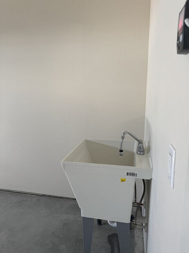 Building Photo - Lovely Open concept Low Maintenance