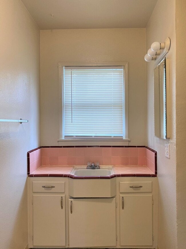 Building Photo - Cozy 3 bedroom/1 bath for rent