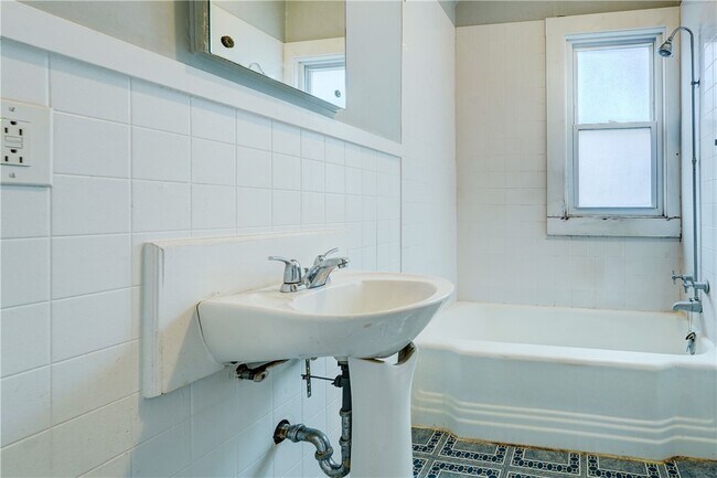 Building Photo - 745 University Ave