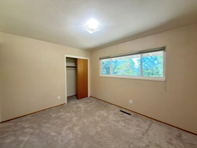 Building Photo - 275 Cold Springs Rd