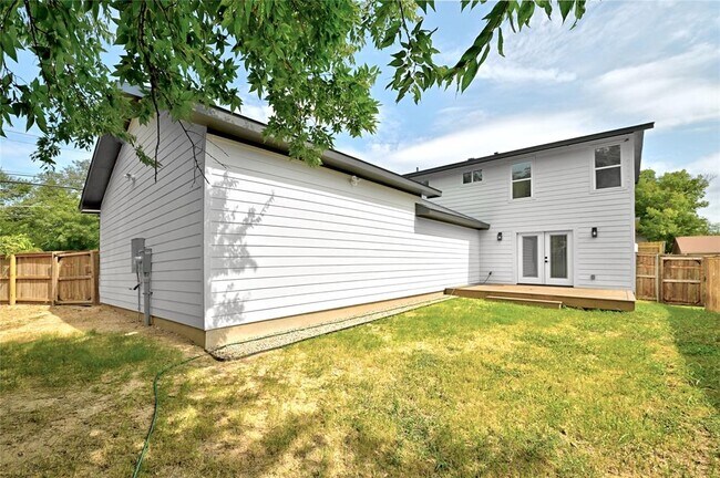 Building Photo - 815 Buckingham Pl