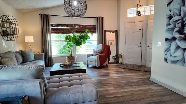 Building Photo - 723 Lady Diana Dr