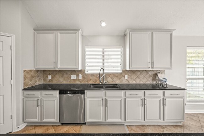 Building Photo - 1330 Leigh Gdns Dr