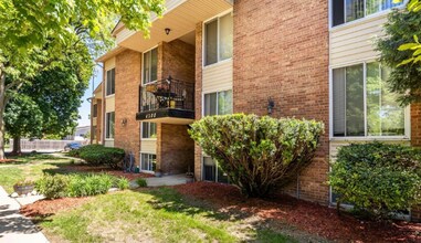 Building Photo - 2-Bedroom Garden-Level Unit | Parking, Patio & Water Included