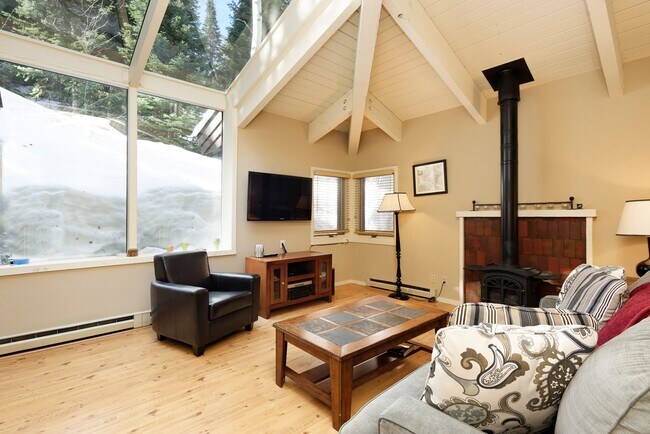 Building Photo - 18 Edgewood Ln