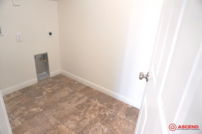 Building Photo - Beautiful Home Located in the Southeast!