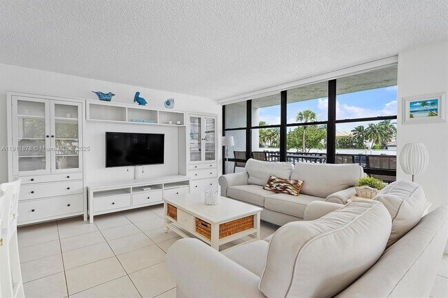 Building Photo - 1000 Parkview Dr