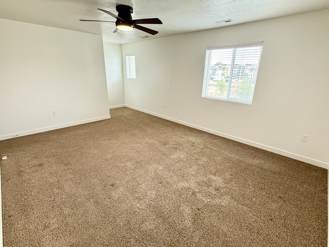 Building Photo - 676 E 550 S