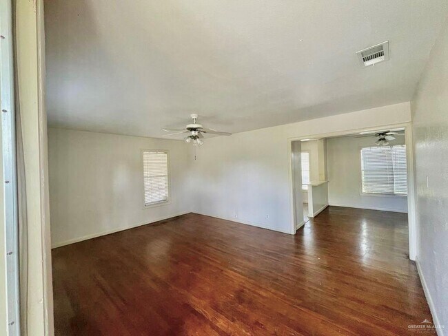 Building Photo - 1400 Vine Ave