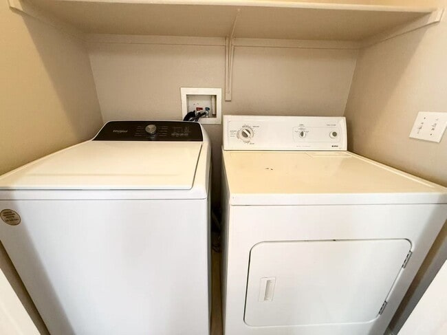 Building Photo - Gated condo boasts 2 bedrooms and 2 bathrooms