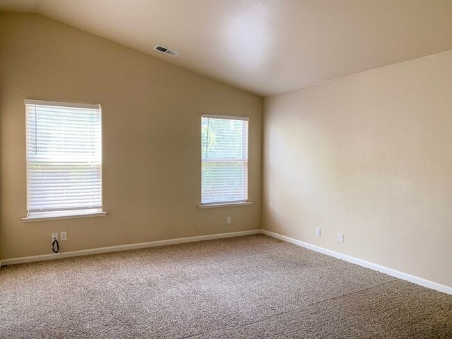 Building Photo - 4 Bedroom Home in Hollister with Huge Backyard!