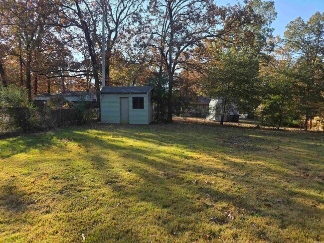 Building Photo - 5716 Woodridge Ln