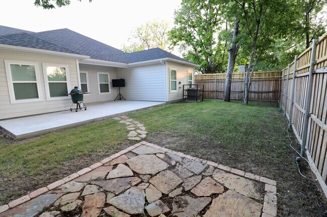 Building Photo - 2009 Toronto St