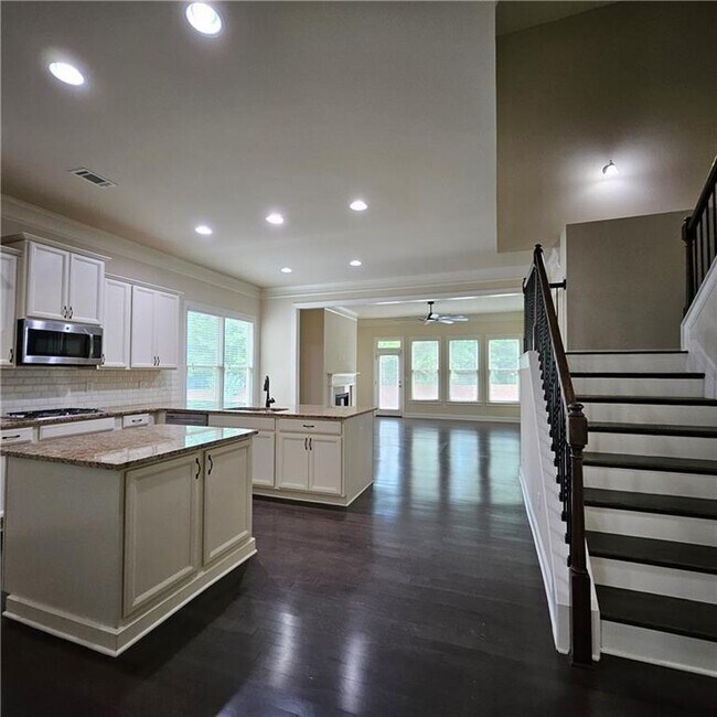 Building Photo - 426 Suwanee Pk Ter