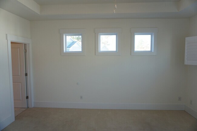Building Photo - 3BR/3.5BA End Unit Townhome in Summerwalk!  $2,975/month - Pet friendly*