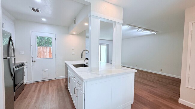 Building Photo - 1065 San Ramon Valley Blvd