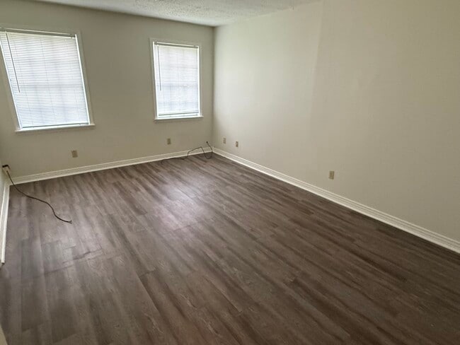 Building Photo - 641 Azalea Dr