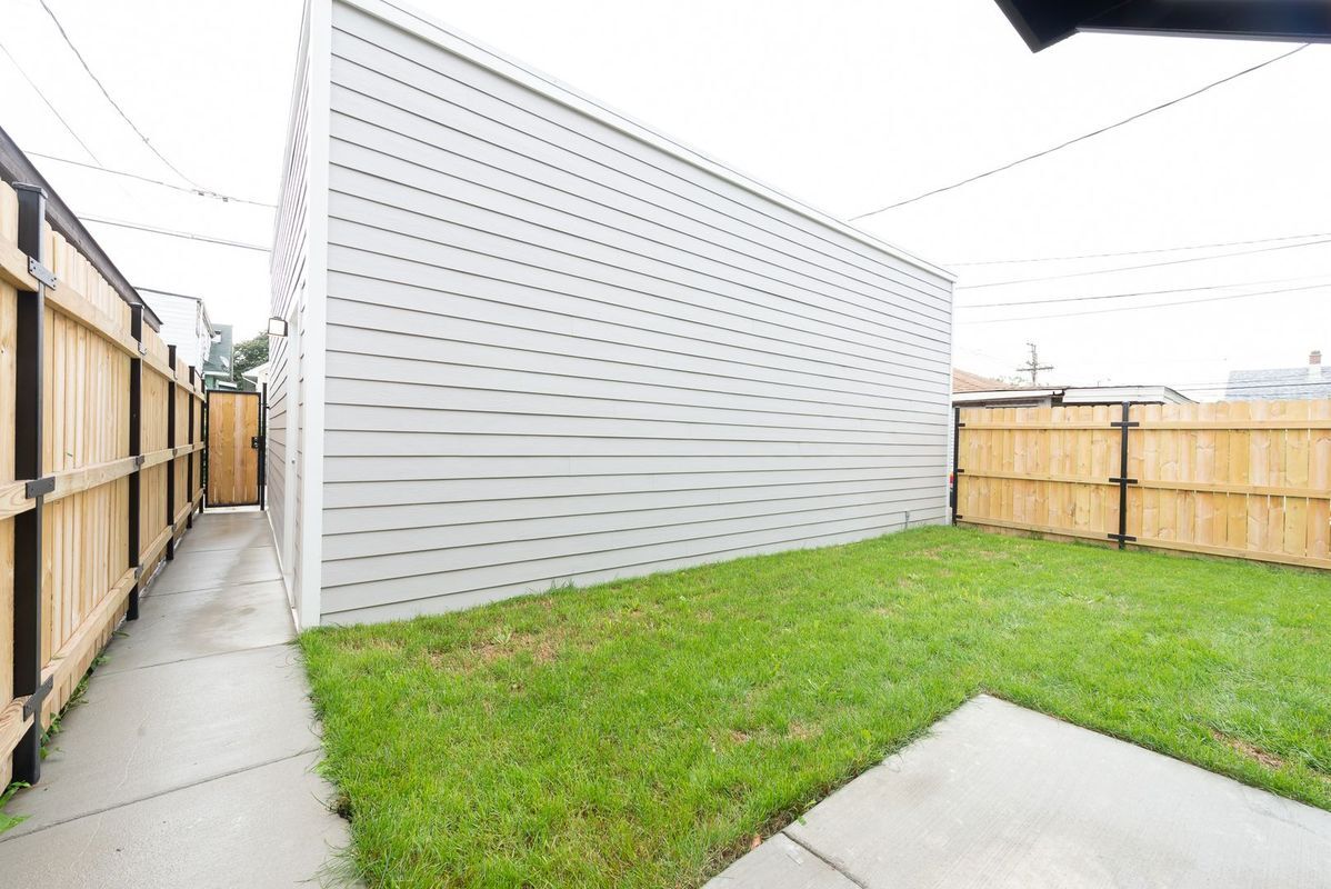 Building Photo - 4429 N Kimball Ave