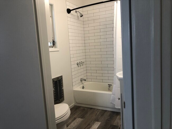 #2studio bathroom - 848 5th St Santa Monica, CA 90403
