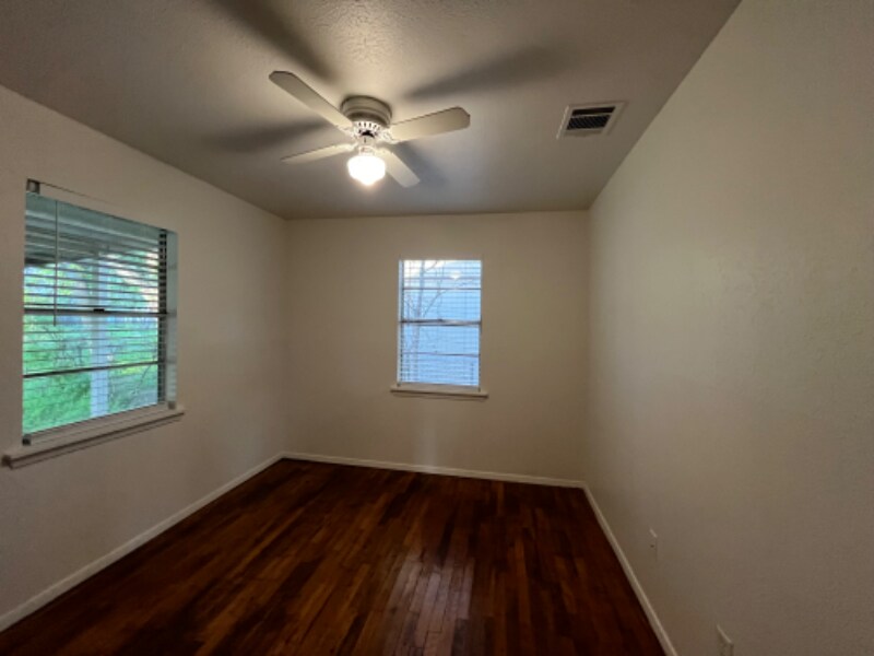 Building Photo - 102 E Pecan St