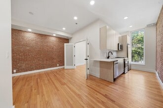 Building Photo - 213 York St