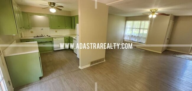 Building Photo - Spacious Shawnee Duplex-Available NOW!!