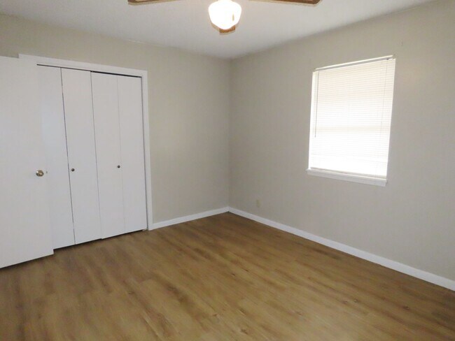 Building Photo - South Tyler! Spacious 3 Bedroom Duplex w/G...