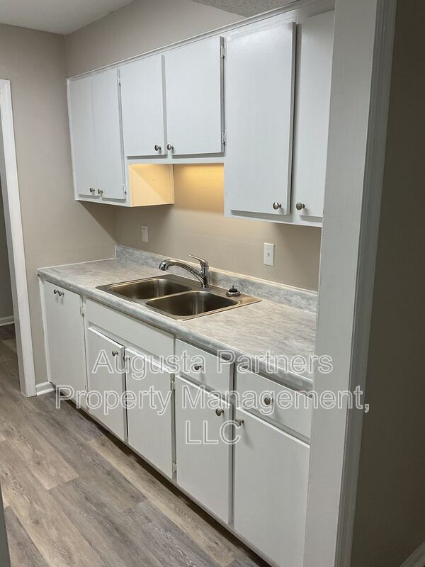 Building Photo - 1546 Hamilton Dr