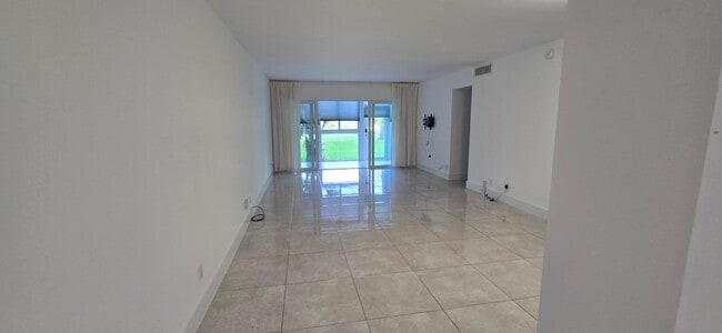 Building Photo - 3300 N Palm Aire Dr