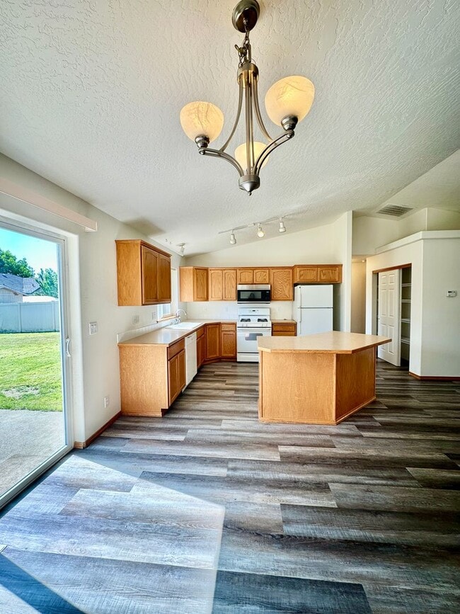 Building Photo - 3 bedroom home with expansive fenced backy...