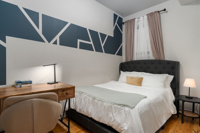 Building Photo - 906 N Damen Ave