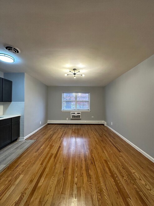 Building Photo - 128 E 7th St