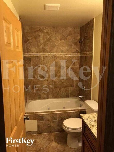 Building Photo - 932 Symphony Dr