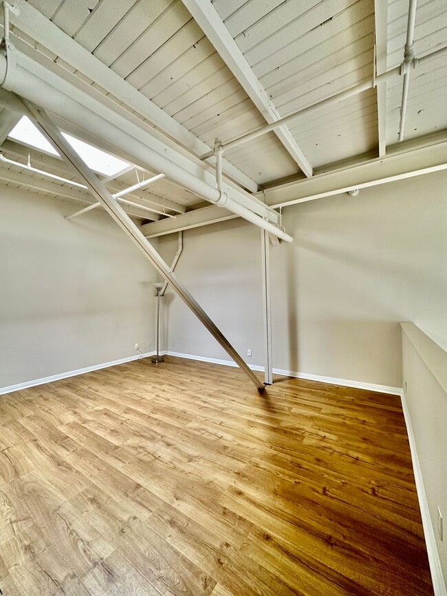 Building Photo - Pet Friendly Live/Work Loft in Oakland Tow...