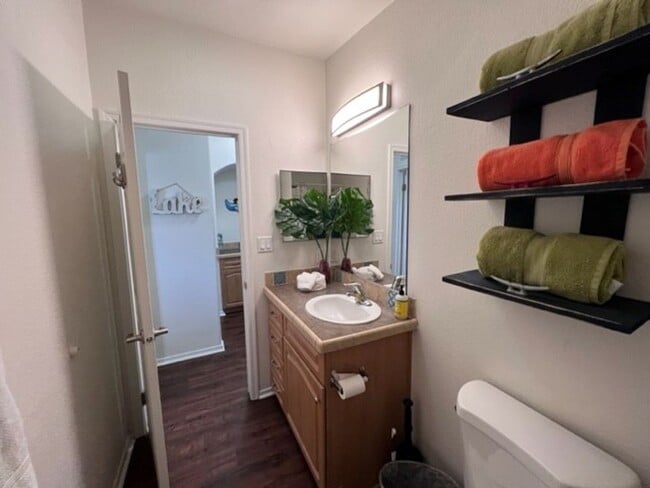 Building Photo - Fully furnished 3 BR Home Includes Utiliti...