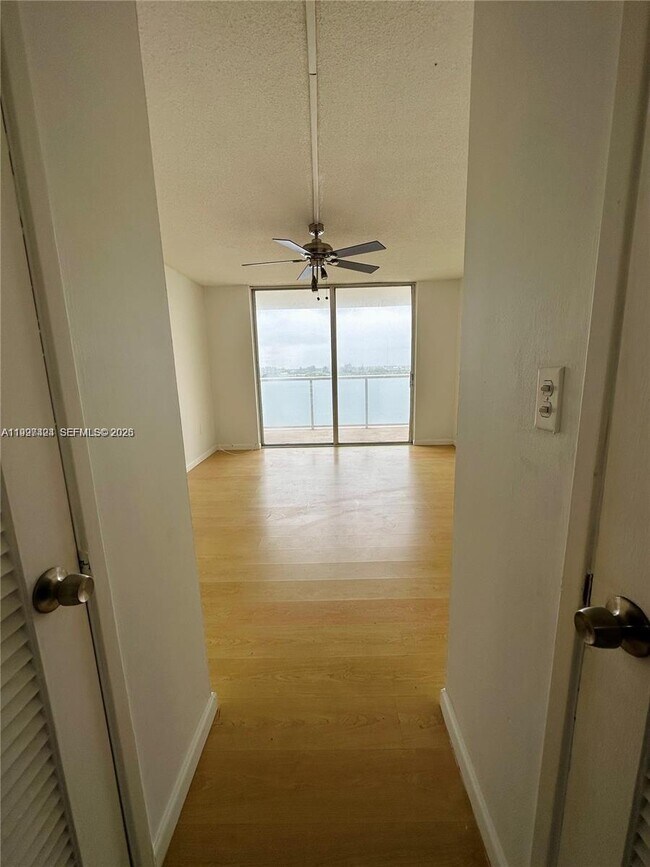 Building Photo - 1301 NE Miami Gardens Dr