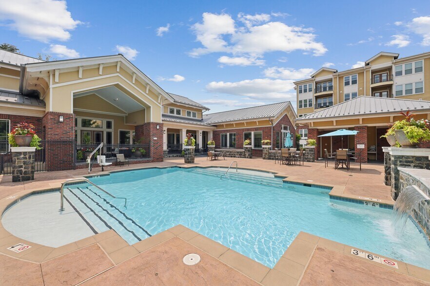 Building Photo - Stone Pointe