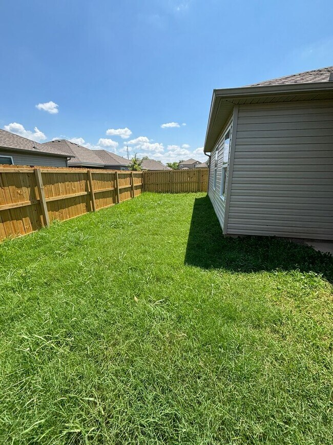 Building Photo - Location, Style, and Space: South Fayetteville Living at Its Best!