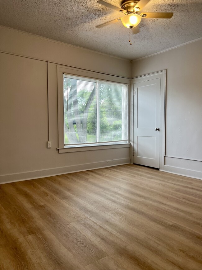 Building Photo - 105 W Rundell St