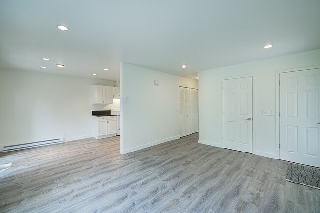 Building Photo - 2Bd/1Ba Issaquah Duplex