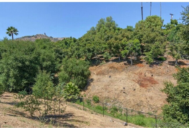 Building Photo - 2054 Vintage Pl