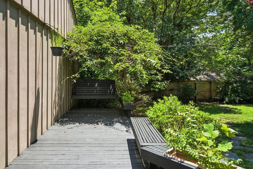 Building Photo - 1421 Lynn Rd