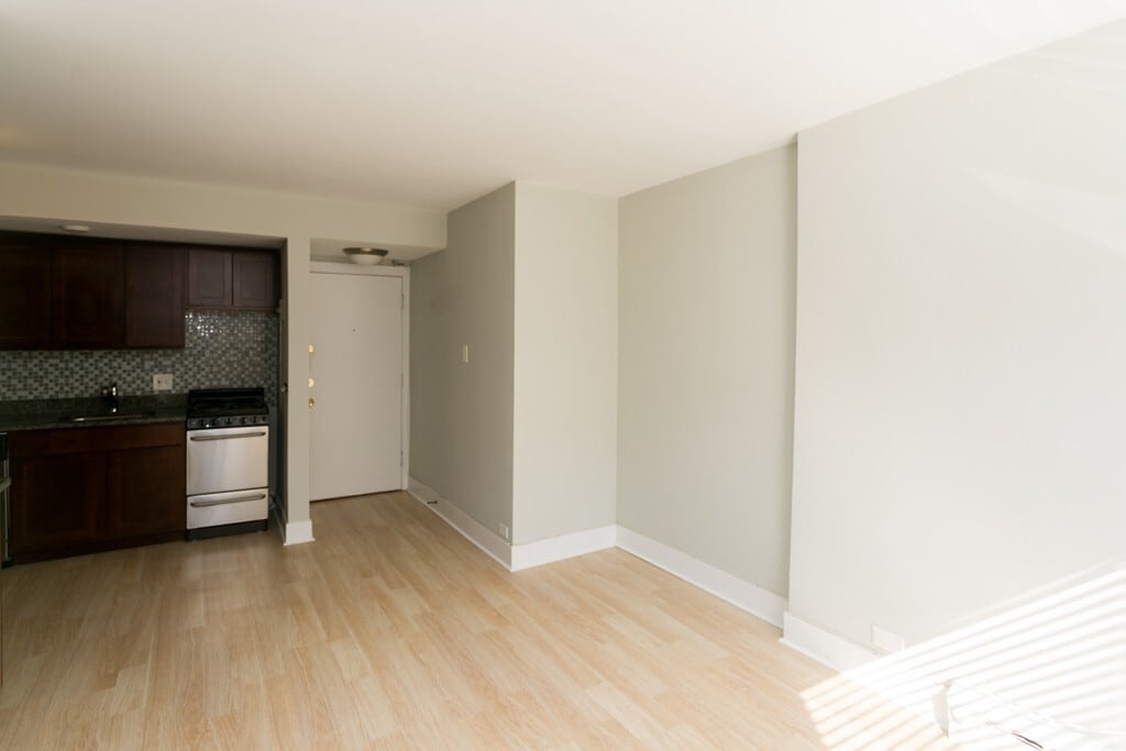 Building Photo - 450 W Wellington Ave