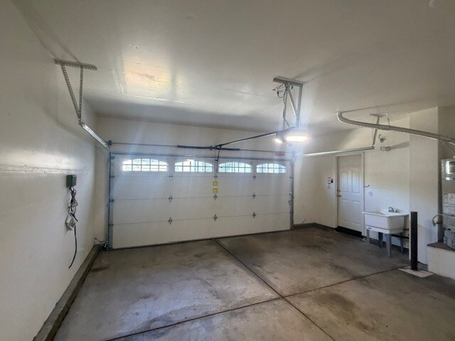 Building Photo - Gorgeous 3 Bedroom 2.5 Bathroom Plus Loft