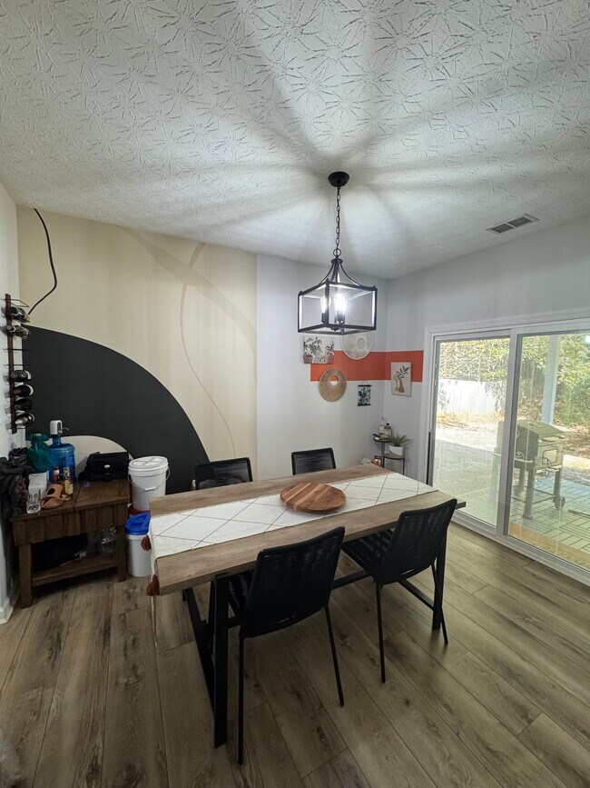 Building Photo - 980 Mays Ln SW