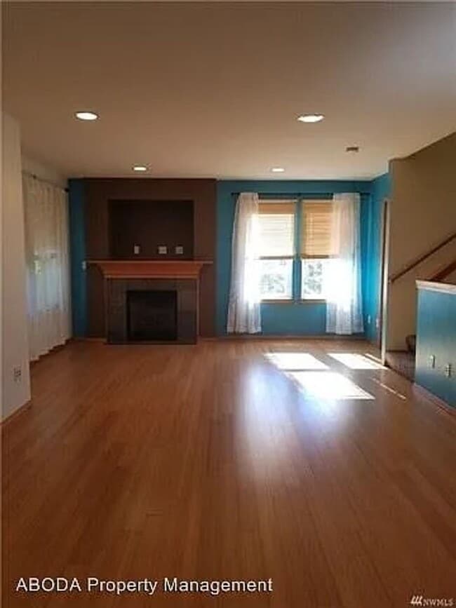 Building Photo - Spacious 4 Bedroom Townhome with Private F...